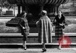 Immagine di Sfilata di moda New York United States USA, 1958, secondo 48 filmato di repertorio 65675043360