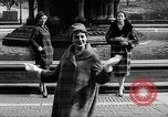 Immagine di Sfilata di moda New York United States USA, 1958, secondo 57 filmato di repertorio 65675043360
