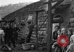 Image Dépression maisons grotte Uniontown Pennsylvania USA, 1935, de la seconde 11 séquences d'archives historiques vidéo 65675043368