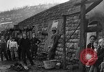 Image Dépression maisons grotte Uniontown Pennsylvania USA, 1935, de la seconde 13 séquences d'archives historiques vidéo 65675043368