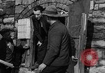 Image Dépression maisons grotte Uniontown Pennsylvania USA, 1935, de la seconde 15 séquences d'archives historiques vidéo 65675043368