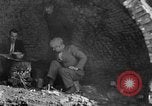 Image Dépression maisons grotte Uniontown Pennsylvania USA, 1935, de la seconde 17 séquences d'archives historiques vidéo 65675043368