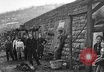 Image Dépression maisons grotte Uniontown Pennsylvania USA, 1935, de la seconde 22 séquences d'archives historiques vidéo 65675043368
