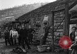 Image Dépression maisons grotte Uniontown Pennsylvania USA, 1935, de la seconde 23 séquences d'archives historiques vidéo 65675043368