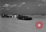 Standbild Sir Malcolm Campbell Daytona Beach Florida USA, 1935, aus Sekunde 16 historischem Filmmaterial Videoclip 65675043370