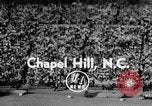 Standbild Fußballspiel Chapel Hill North Carolina USA, 1955, aus Sekunde 1 historischem Filmmaterial Videoclip 65675043382
