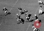 Standbild Fußballspiel Chapel Hill North Carolina USA, 1955, aus Sekunde 7 historischem Filmmaterial Videoclip 65675043382