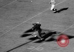 Standbild Fußballspiel Chapel Hill North Carolina USA, 1955, aus Sekunde 10 historischem Filmmaterial Videoclip 65675043382
