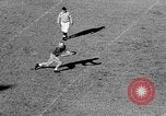 Standbild Fußballspiel Chapel Hill North Carolina USA, 1955, aus Sekunde 27 historischem Filmmaterial Videoclip 65675043382