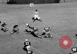 Standbild Fußballspiel Chapel Hill North Carolina USA, 1955, aus Sekunde 34 historischem Filmmaterial Videoclip 65675043382