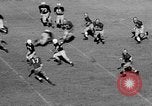 Standbild Fußballspiel Chapel Hill North Carolina USA, 1955, aus Sekunde 36 historischem Filmmaterial Videoclip 65675043382