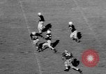 Standbild Fußballspiel Chapel Hill North Carolina USA, 1955, aus Sekunde 39 historischem Filmmaterial Videoclip 65675043382
