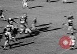 Standbild Fußballspiel Chapel Hill North Carolina USA, 1955, aus Sekunde 44 historischem Filmmaterial Videoclip 65675043382