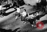 Standbild Fußballspiel Chapel Hill North Carolina USA, 1955, aus Sekunde 48 historischem Filmmaterial Videoclip 65675043382