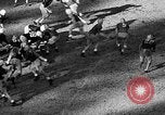 Standbild Fußballspiel Chapel Hill North Carolina USA, 1955, aus Sekunde 51 historischem Filmmaterial Videoclip 65675043382