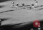 Standbild Fußballspiel Chapel Hill North Carolina USA, 1955, aus Sekunde 55 historischem Filmmaterial Videoclip 65675043382
