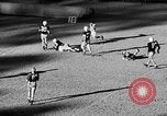 Standbild Fußballspiel Chapel Hill North Carolina USA, 1955, aus Sekunde 57 historischem Filmmaterial Videoclip 65675043382