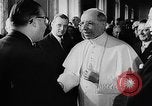 Standbild Papst Pius XII Castel Gandolfo Italien, 1957, aus Sekunde 30 historischem Filmmaterial Videoclip 65675043387