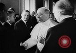 Standbild Papst Pius XII Castel Gandolfo Italien, 1957, aus Sekunde 31 historischem Filmmaterial Videoclip 65675043387