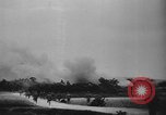 Standbild Amerikanische Soldaten und Marineinfanteristen kämpfen in Okinawa gegen japanische Streitkräfte Okinawa Ryukyu Inseln, 1945, aus Sekunde 7 historischem Filmmaterial Videoclip 65675043441