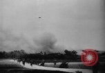 Standbild Amerikanische Soldaten und Marineinfanteristen kämpfen in Okinawa gegen japanische Streitkräfte Okinawa Ryukyu Inseln, 1945, aus Sekunde 8 historischem Filmmaterial Videoclip 65675043441
