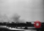 Standbild Amerikanische Soldaten und Marineinfanteristen kämpfen in Okinawa gegen japanische Streitkräfte Okinawa Ryukyu Inseln, 1945, aus Sekunde 9 historischem Filmmaterial Videoclip 65675043441