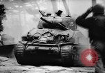 Standbild Amerikanische Soldaten und Marineinfanteristen kämpfen in Okinawa gegen japanische Streitkräfte Okinawa Ryukyu Inseln, 1945, aus Sekunde 10 historischem Filmmaterial Videoclip 65675043441