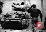 Standbild Amerikanische Soldaten und Marineinfanteristen kämpfen in Okinawa gegen japanische Streitkräfte Okinawa Ryukyu Inseln, 1945, aus Sekunde 11 historischem Filmmaterial Videoclip 65675043441
