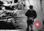 Standbild Amerikanische Soldaten und Marineinfanteristen kämpfen in Okinawa gegen japanische Streitkräfte Okinawa Ryukyu Inseln, 1945, aus Sekunde 12 historischem Filmmaterial Videoclip 65675043441