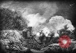 Standbild Amerikanische Soldaten und Marineinfanteristen kämpfen in Okinawa gegen japanische Streitkräfte Okinawa Ryukyu Inseln, 1945, aus Sekunde 13 historischem Filmmaterial Videoclip 65675043441