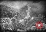 Standbild Amerikanische Soldaten und Marineinfanteristen kämpfen in Okinawa gegen japanische Streitkräfte Okinawa Ryukyu Inseln, 1945, aus Sekunde 14 historischem Filmmaterial Videoclip 65675043441