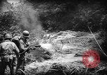 Standbild Amerikanische Soldaten und Marineinfanteristen kämpfen in Okinawa gegen japanische Streitkräfte Okinawa Ryukyu Inseln, 1945, aus Sekunde 15 historischem Filmmaterial Videoclip 65675043441