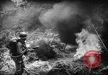 Standbild Amerikanische Soldaten und Marineinfanteristen kämpfen in Okinawa gegen japanische Streitkräfte Okinawa Ryukyu Inseln, 1945, aus Sekunde 17 historischem Filmmaterial Videoclip 65675043441