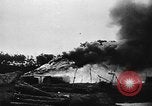 Standbild Amerikanische Soldaten und Marineinfanteristen kämpfen in Okinawa gegen japanische Streitkräfte Okinawa Ryukyu Inseln, 1945, aus Sekunde 18 historischem Filmmaterial Videoclip 65675043441