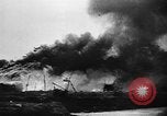 Standbild Amerikanische Soldaten und Marineinfanteristen kämpfen in Okinawa gegen japanische Streitkräfte Okinawa Ryukyu Inseln, 1945, aus Sekunde 19 historischem Filmmaterial Videoclip 65675043441