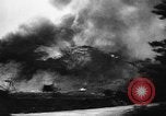 Standbild Amerikanische Soldaten und Marineinfanteristen kämpfen in Okinawa gegen japanische Streitkräfte Okinawa Ryukyu Inseln, 1945, aus Sekunde 20 historischem Filmmaterial Videoclip 65675043441