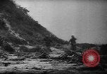 Standbild Amerikanische Soldaten und Marineinfanteristen kämpfen in Okinawa gegen japanische Streitkräfte Okinawa Ryukyu Inseln, 1945, aus Sekunde 21 historischem Filmmaterial Videoclip 65675043441