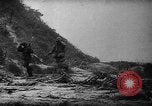 Standbild Amerikanische Soldaten und Marineinfanteristen kämpfen in Okinawa gegen japanische Streitkräfte Okinawa Ryukyu Inseln, 1945, aus Sekunde 22 historischem Filmmaterial Videoclip 65675043441