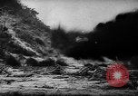 Standbild Amerikanische Soldaten und Marineinfanteristen kämpfen in Okinawa gegen japanische Streitkräfte Okinawa Ryukyu Inseln, 1945, aus Sekunde 23 historischem Filmmaterial Videoclip 65675043441