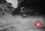 Standbild Amerikanische Soldaten und Marineinfanteristen kämpfen in Okinawa gegen japanische Streitkräfte Okinawa Ryukyu Inseln, 1945, aus Sekunde 24 historischem Filmmaterial Videoclip 65675043441