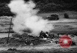 Standbild Amerikanische Soldaten und Marineinfanteristen kämpfen in Okinawa gegen japanische Streitkräfte Okinawa Ryukyu Inseln, 1945, aus Sekunde 25 historischem Filmmaterial Videoclip 65675043441