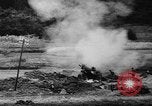 Standbild Amerikanische Soldaten und Marineinfanteristen kämpfen in Okinawa gegen japanische Streitkräfte Okinawa Ryukyu Inseln, 1945, aus Sekunde 26 historischem Filmmaterial Videoclip 65675043441