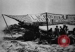 Standbild Amerikanische Soldaten und Marineinfanteristen kämpfen in Okinawa gegen japanische Streitkräfte Okinawa Ryukyu Inseln, 1945, aus Sekunde 27 historischem Filmmaterial Videoclip 65675043441
