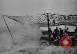 Standbild Amerikanische Soldaten und Marineinfanteristen kämpfen in Okinawa gegen japanische Streitkräfte Okinawa Ryukyu Inseln, 1945, aus Sekunde 28 historischem Filmmaterial Videoclip 65675043441