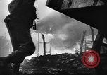 Standbild Amerikanische Soldaten und Marineinfanteristen kämpfen in Okinawa gegen japanische Streitkräfte Okinawa Ryukyu Inseln, 1945, aus Sekunde 30 historischem Filmmaterial Videoclip 65675043441