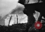 Standbild Amerikanische Soldaten und Marineinfanteristen kämpfen in Okinawa gegen japanische Streitkräfte Okinawa Ryukyu Inseln, 1945, aus Sekunde 31 historischem Filmmaterial Videoclip 65675043441