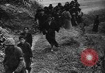 Standbild Amerikanische Soldaten und Marineinfanteristen kämpfen in Okinawa gegen japanische Streitkräfte Okinawa Ryukyu Inseln, 1945, aus Sekunde 32 historischem Filmmaterial Videoclip 65675043441
