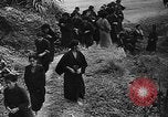 Standbild Amerikanische Soldaten und Marineinfanteristen kämpfen in Okinawa gegen japanische Streitkräfte Okinawa Ryukyu Inseln, 1945, aus Sekunde 33 historischem Filmmaterial Videoclip 65675043441