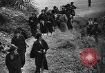 Standbild Amerikanische Soldaten und Marineinfanteristen kämpfen in Okinawa gegen japanische Streitkräfte Okinawa Ryukyu Inseln, 1945, aus Sekunde 34 historischem Filmmaterial Videoclip 65675043441
