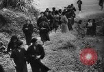 Standbild Amerikanische Soldaten und Marineinfanteristen kämpfen in Okinawa gegen japanische Streitkräfte Okinawa Ryukyu Inseln, 1945, aus Sekunde 35 historischem Filmmaterial Videoclip 65675043441